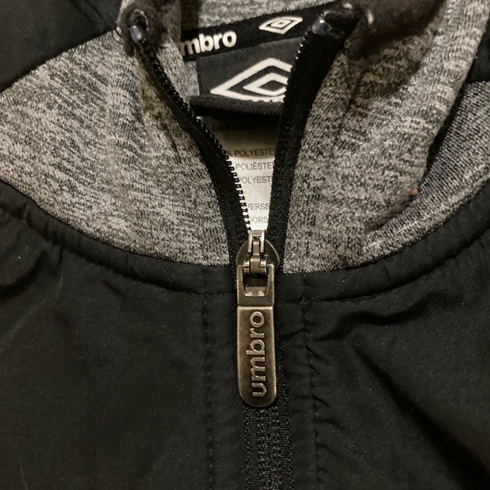 Boys Umbro black and gray jacket - Picture 5 of 9